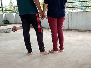 छत पर खड़ी पड़ोसी की सुन्दर बीवी को पटाया और फिर दर्द नाक चोदा Hard-core Bhabhi Sex